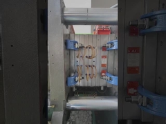 Инжекционная литейная машина, изготавливающая колпачки