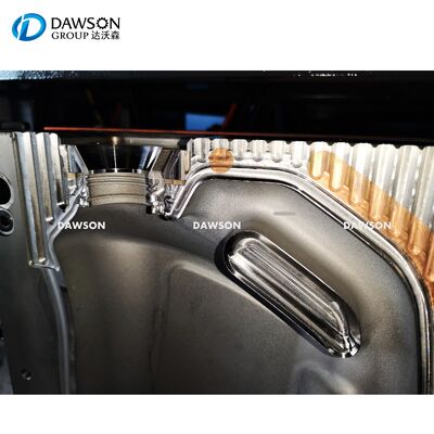 Потребление воды 80 л/мин. Машина для выдувного формования с экструзией. Размер плиты формы 320 мм. Идеально подходит для производства масляных бутылок объемом 0-5 л.